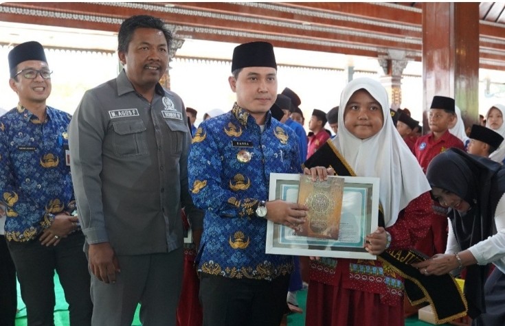 Bupati Mojokerto saat menyerahkan penghargaan ke penghafal Juz Amma dan tahfidz
