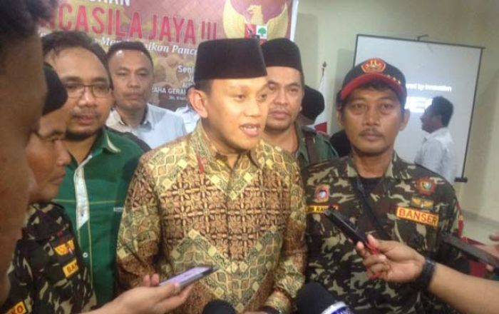 Sekjen DPP PKB Abdul Kadir Karding memberikan keterangan usai talkshow Kebangsaan Pancasila Jaya di Graha Pemuda Anshor, Senin (18/4). foto: rakisa/ BANGSAONLINE