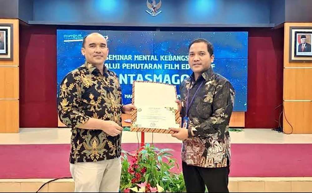 Dekan Fakultas Sastra Universitas Negeri Malang, Dr. Moch. Syahri,  S.Sos., M.Si. (kiri), dalam sebuah kesempatan. 