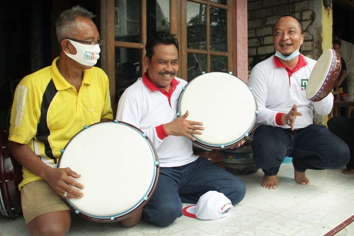 Qosim-Alif ketika menabuh rebana. foto: ist.