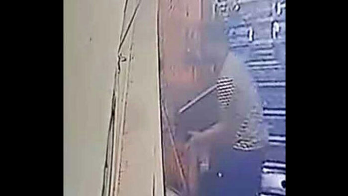 Aksi pencurian TV di salah satu toko elektronik di Jalan Gatot Subroto Kota Probolinggo terekam kamera CCTV.