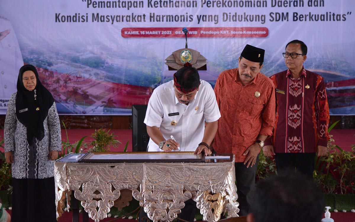 Plt Bupati Marhaen Djumadi saat menandatangani berita acara Musrenbang RKPD Kabupaten Nganjuk Tahun 2024.
