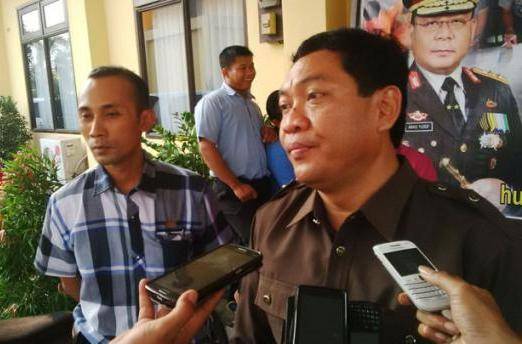 KEBUT-Kasatreskrim Budi Santoso meladeni pertanyaan wartawan di depan kantornya. (foto: gunadhi/BANGSAONLINE)