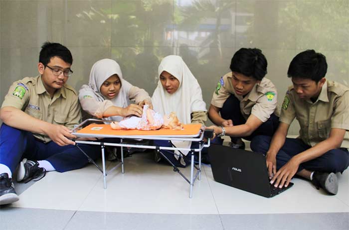 Faza Ghulam Ahmad, Muhammad Fadel Firnanda, Syarif Ilzami, Defriska Naura, dan Kanza Aulia saat mempraktikan cara kerja Anedizer.