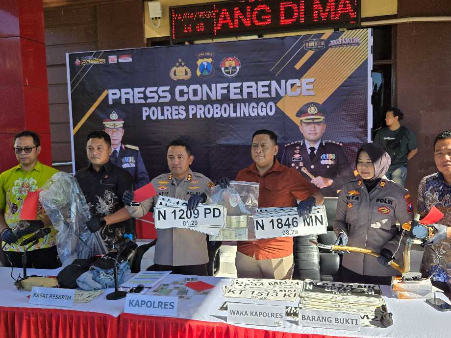 Konferensi pers Polres Probolinggo dalam pengungkapan kasus penyedotan BBM bersubsidi