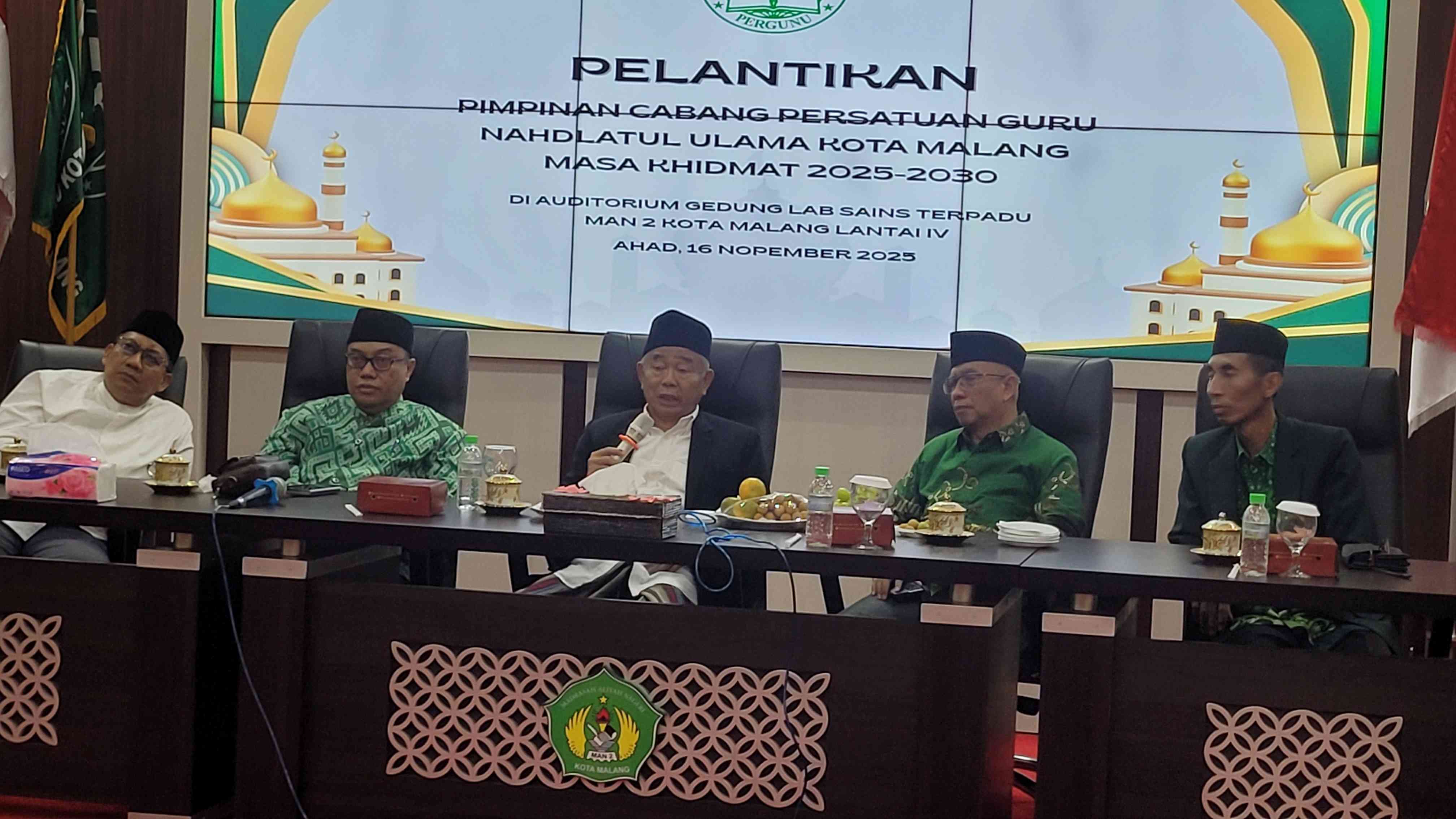 DARI KIRI: Dr Ahmad Hidayatullah, Prof Dr Junaidi, Prof Dr KH Asep Saifuddin Chalim, MA, Dr. KH. Isroqunnajah, M.Ag,  dan Abdul Mujib. Foto: MMA/bangsaonline