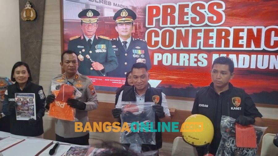 Kapolres Madiun bersama Kasat Reskrim menunjukkan barang bukri yang berhasil diamankan. Foto: Hendro Suhartono/BANGSAONLINE