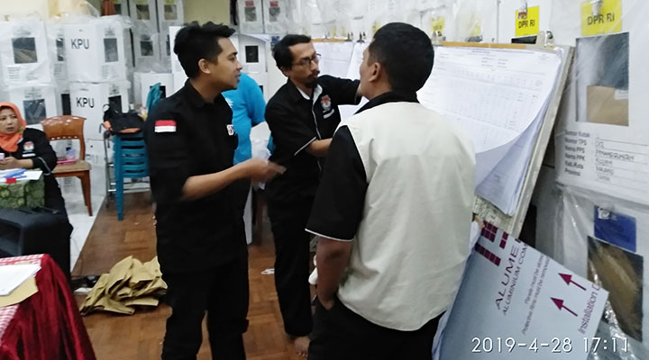 Ketua Panwascam Klojen Ihya Ulumudin bersama para komisioner saat sinkronisasi data disaksikan para saksi, Minggu (28/04). foto: IWAN/ BANGSAONLINE