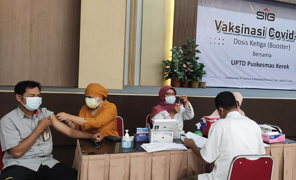 Vaksinasi dosis ketiga di Gedung Auditorium lantai 2 Kantor Pusat Semen Gresik (KPSG) bekerja sama dengan UPTD Puskesmas Kerek, Jumat (21/1).