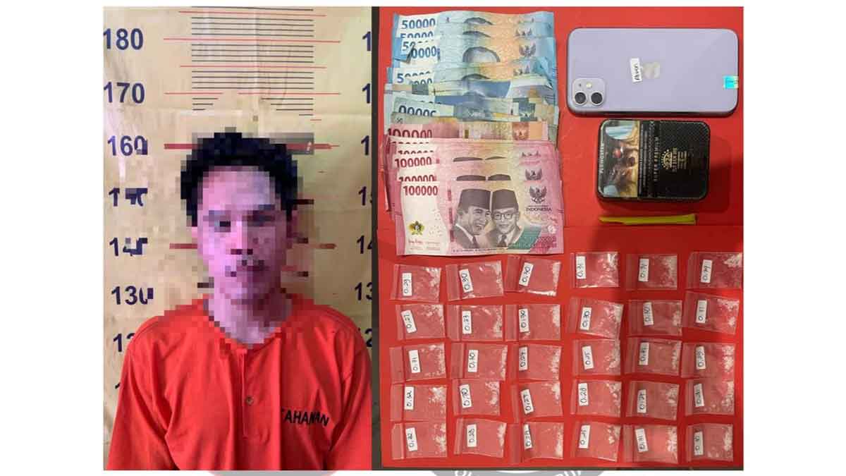Tersangka beserta barang bukti yang diamankan petugas dari Satresnarkoba Polres Pasuruan.
