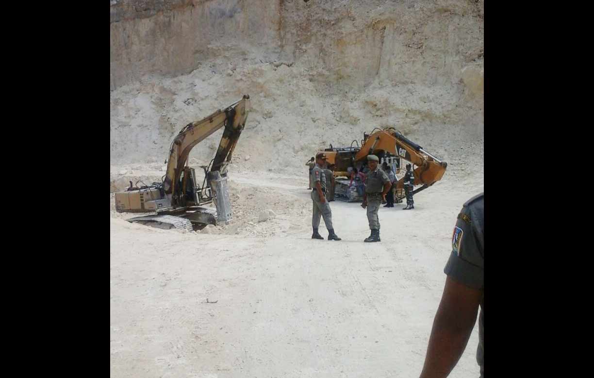 Petugas saat merazia penambang nakal di Desa Sumberejo, Kecamatan Rengel, Tuban. foto: suwandi/ BANGSAONLINE