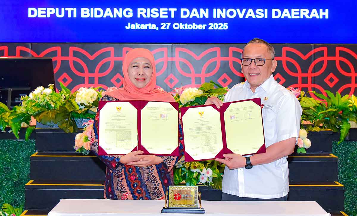 Gubernur Khofifah saat menerima penghargaan.