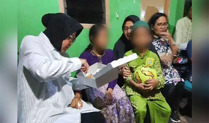 Wali Kota Risma saat menyuapi anak korban. foto: ist