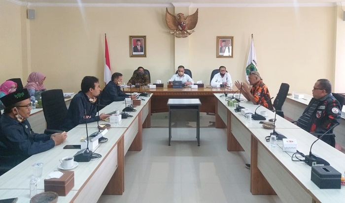 Komisi B DPRD Kota Batu saat menggelar Hearing bersama MPC PP Kota Batu dan LBH 19.III Malang, terkait KSP yang dinilai meresahkan masyarakat.
