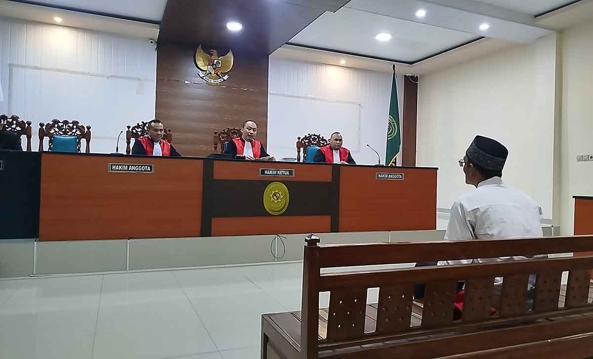 Pelaku saat menjalani sidang perdana di PN Jombang.