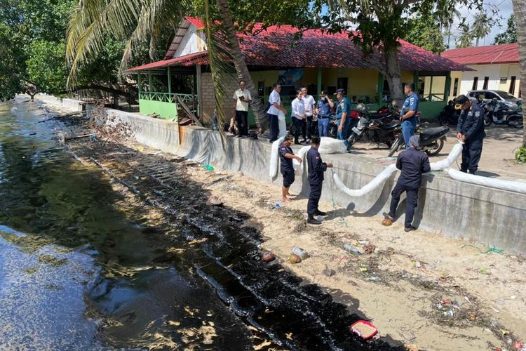 Pencemaran Limbah Minyak Hitam di Kawasan Objek Wisata Kampung Melayu Nongsa Batam. Foto: Ist