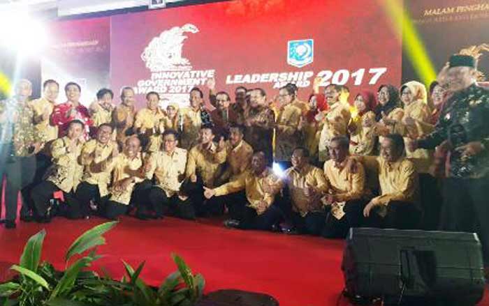 Bupati Gresik Sambari HR diapit sejumlah pejabat eselon II usai menerima penghargaaan. foto: syuhud/bangsaonline 