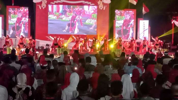 
Tampak pertunjukan parade tari dan adat nusantara menjadikan malam Mahardika Indonesia Kota Mojokerto menjadi spesial.