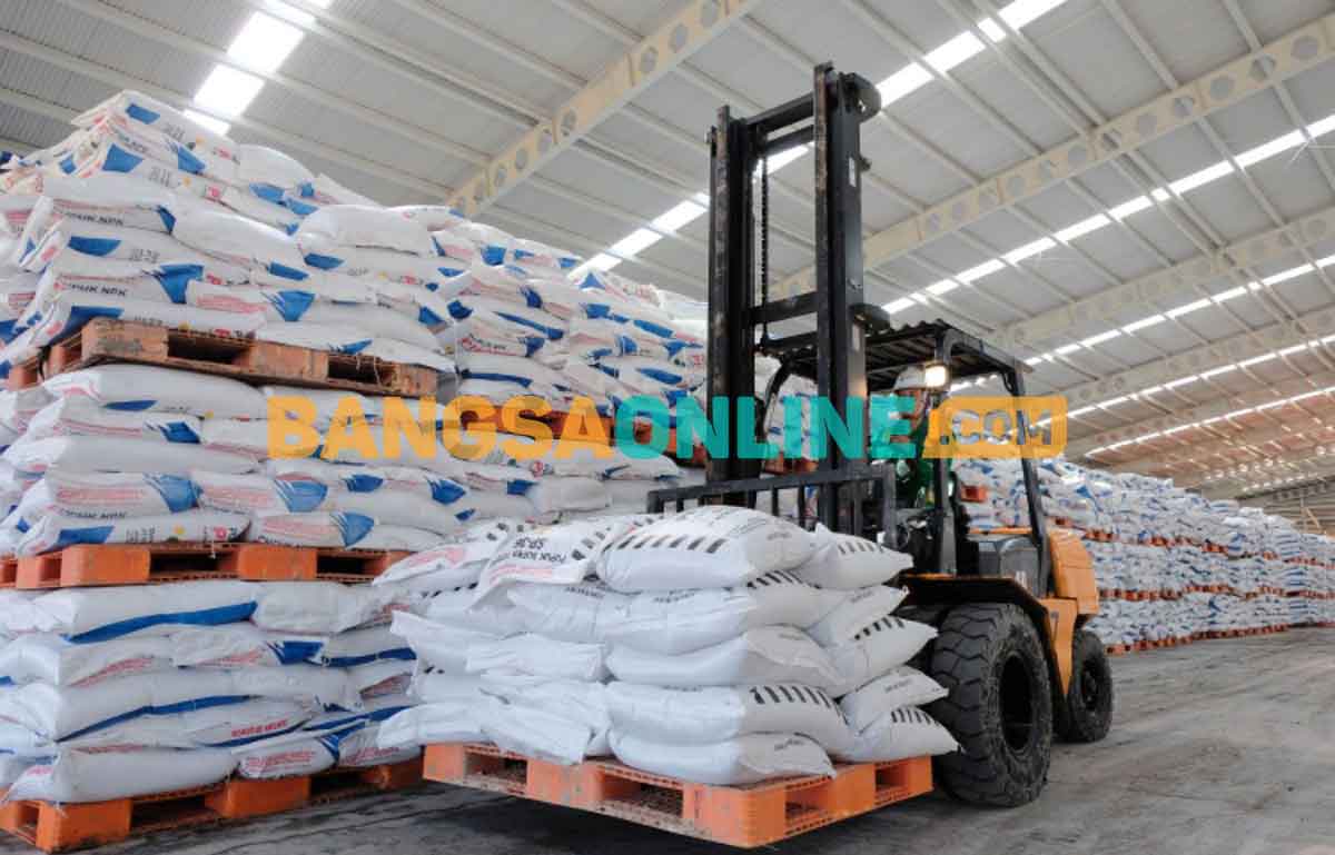 Petugas saat menyiapkan pupuk sebelum dikirim ke gudang penyangga untuk dijual ke petani. Foto: SYUHUD/BANGSAONLINE
