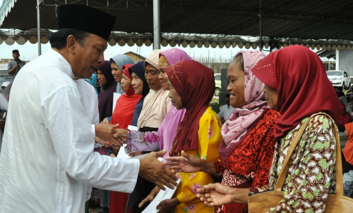 Bupati, Sambari HR ketika memberikan santunan kepada para janda dan anak yatim saat tasyakuran  pembangunan Pasar Ikan Modern. syuhud/BangsaOnline.
