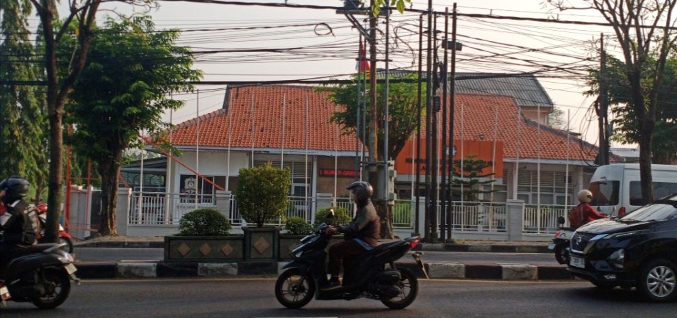 Kantor KPU Gresik, di Jalan Dr Wahidin SH, Kebomas. FOTO: SYUHUD/BANGSAONLINE.