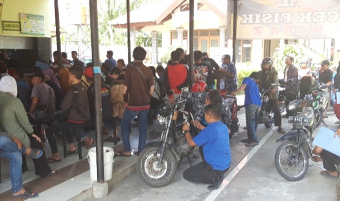 Kondisi masyarakat saat antri mengurus STNK di Kantor Samsat Nganjuk.