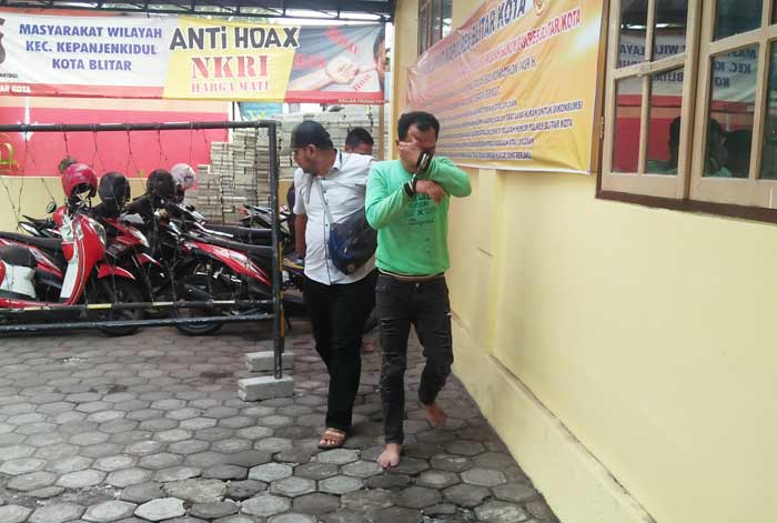 Tersangka saat digelandang ke Mapolsek Kepanjen Kidul.