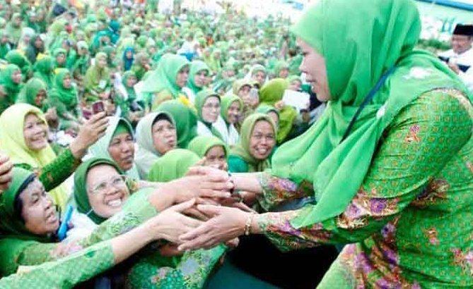 Para ibu-ibu Muslimat NU berebut menyalami Khofifah Indar Parawansa yang merupakan Ketua Umum Pimpinan Pusat (PP) Muslimat NU. Foto: Humas Pemprv Jatim
