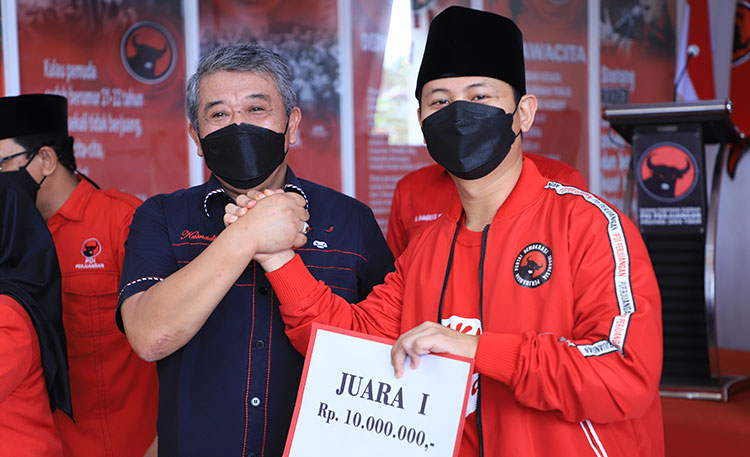 Moch. Nur Arifin, Ketua DPC PDIP Trenggalek saat menerima dana pembinaan dari Ketua DPD PDIP Jatim. (foto: HERMAN/ BANGSAONLINE)
