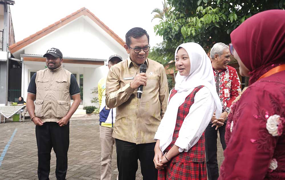 Wali Kota Batu Nurochman saat berinteraksi dengan salah satu siswi SDN Sumbergondo 02.