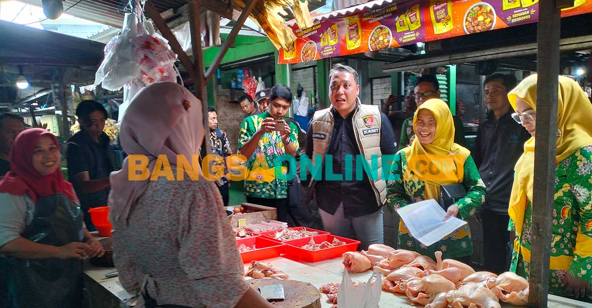 Satgas Pangan Kabupaten Pasuruan saat melakukan peninjauan ke salah satu pasar. Foto: M. ANDY FACHRUDIN/BANGSAONLINE