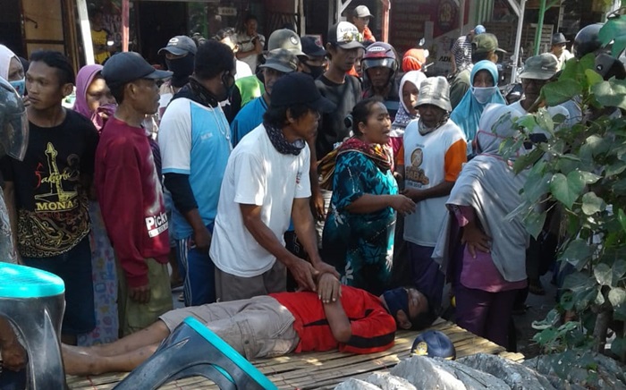 Korban sedang diperiksa warga. foto: istimewa
