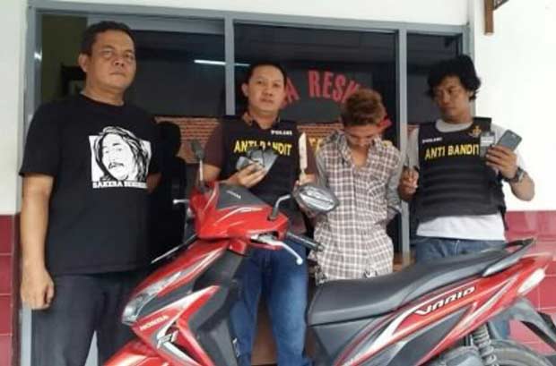 Tersangka saat diamankan beserta barang bukti.