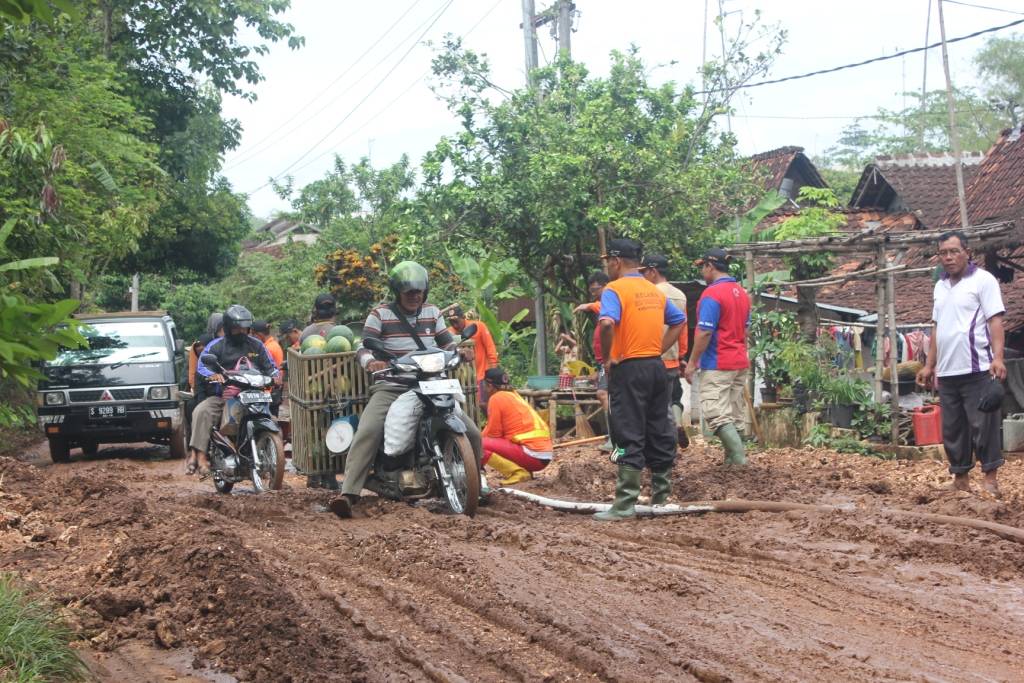 Kondisi salah satu jalan yang rusak pasca longsor. foto: suwandi/harian bangsa