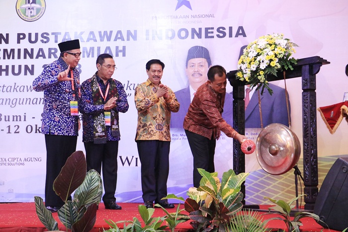 Sekretaris Daerah Prov. Jatim Dr. Ir. Heru Tjahjono saat membuka Kongres XIV Ikatan Pustakawan Indonesia (IPI) dan Seminar Ilmiah Tahun 2018 di Hotel Bumi Surabaya, Selasa (9/10) malam.
