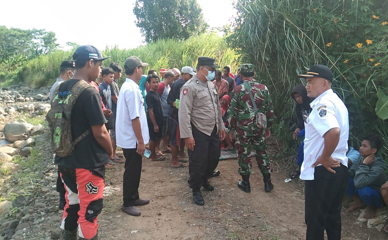 Petugas Polres Blitar dan warga saat berada di TKP usai mengevakuasi korban.