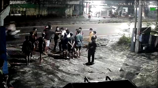 Tangkapan layar CCTV  saat terduga pelaku (jaket putih) dihampiri oleh massa