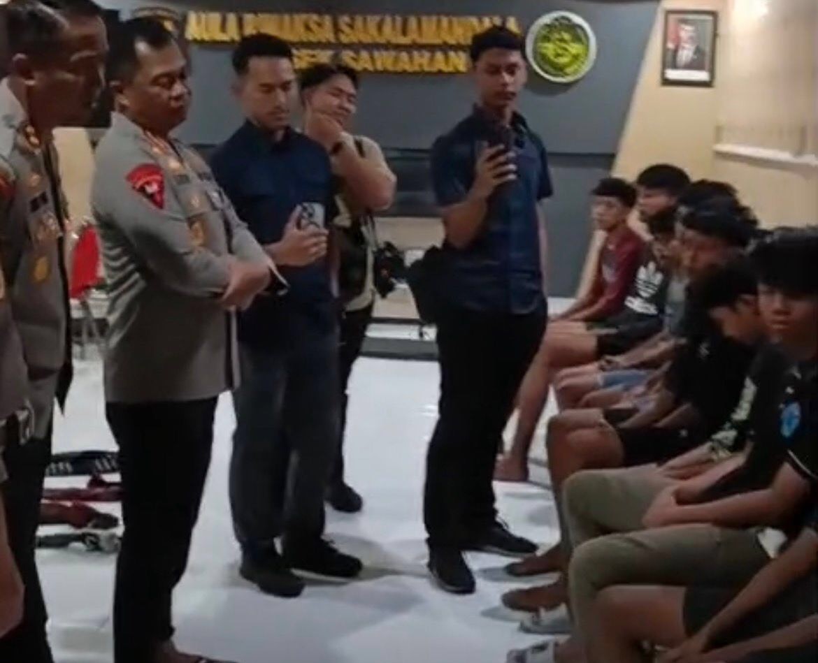 Belasan remaja saat dimintai keterangan di Mapolrestabes Surabaya