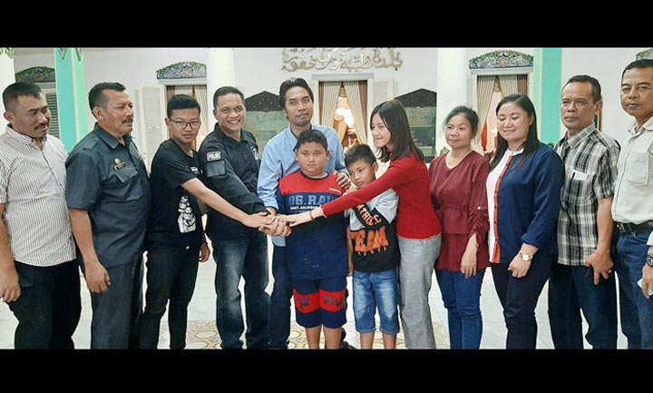 Bupati dan Kapolres Kota Madiun bersama para pengungsi Wamena.