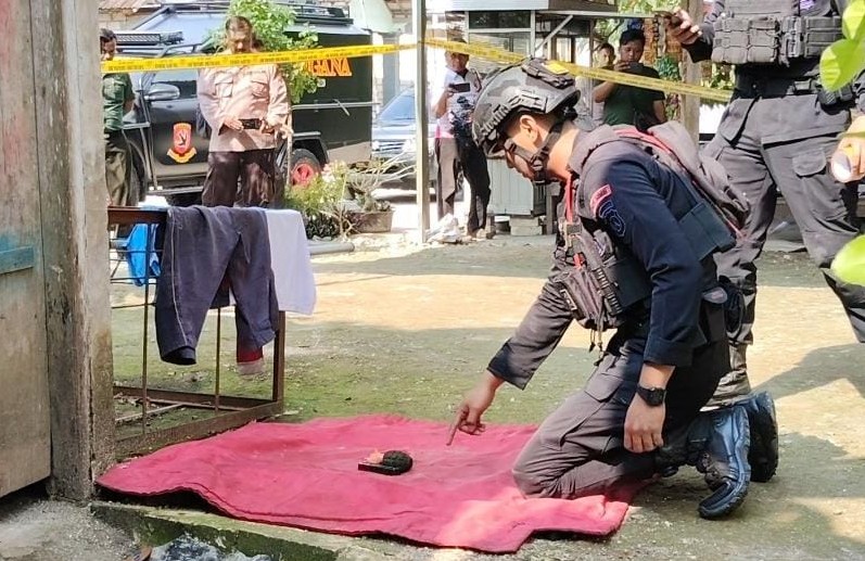 Anggota tim penjinak bom Polda Jatim saat menunjukkan granat aktif yang ditemukan pengelola wisata Pelang