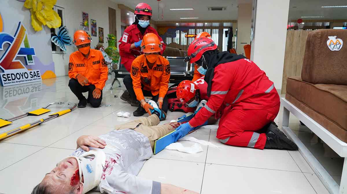 Simulasi tanggap darurat gempa bumi di Balai Kota Among Tani, Kota Batu.