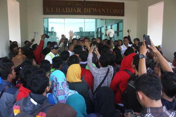RICUH - Mahasiswa Unirow ketika merangsek memasuki kantor yayasan di jalan manunggal Tuban. (foto: BANGSAONLINE)