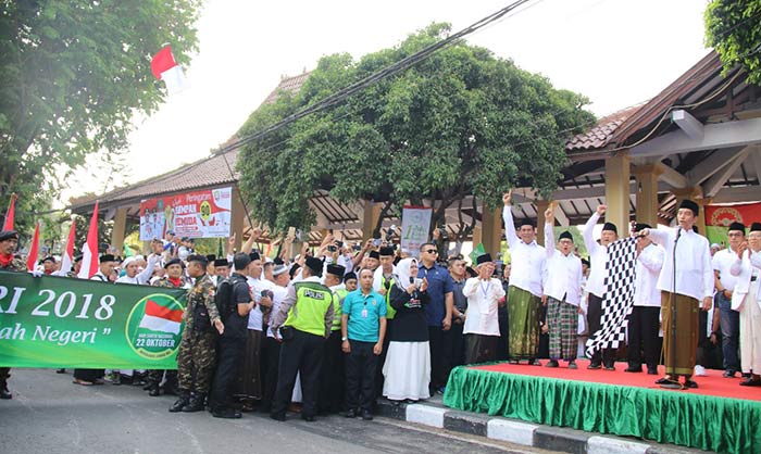 BERANGKAT: Presiden RI Joko Widodo melepas Kirab dan Jalan Sehat Santri, depan pendopo Delta Wibawa, Alun-alun Sidoarjo, Minggu (28/10). Foto: Istimewa
