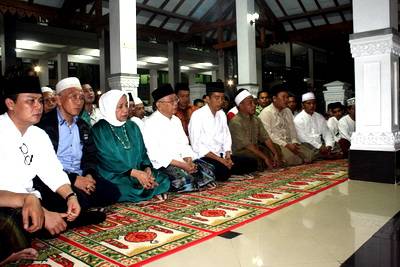Jokowi dan rombongan saat berdoa di depan pesarean Gus Dur. foto:muhammad syafii/BANGSAONLINE