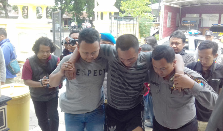 Tersangka dipapah menuju Mapolsek Kademangan.