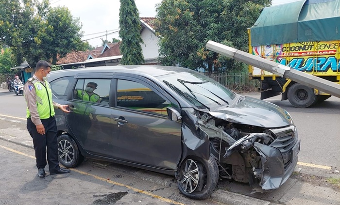 Hantam Tiang PJU di Jombang, Wanita Asal Sidoarjo Luka Ringan, Beruntung Airbag Mengembang