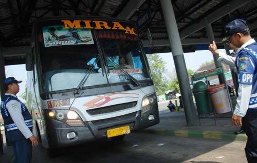 Petugas Dinas perhubungan sedang melakukan pemeriksaan armada bus. (foto: rony suhartomo/BANGSAONLINE)