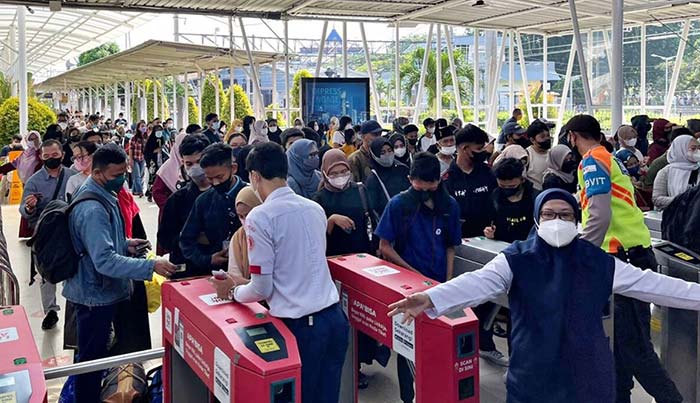 Suasana penumpang kereta api di salah satu peron.