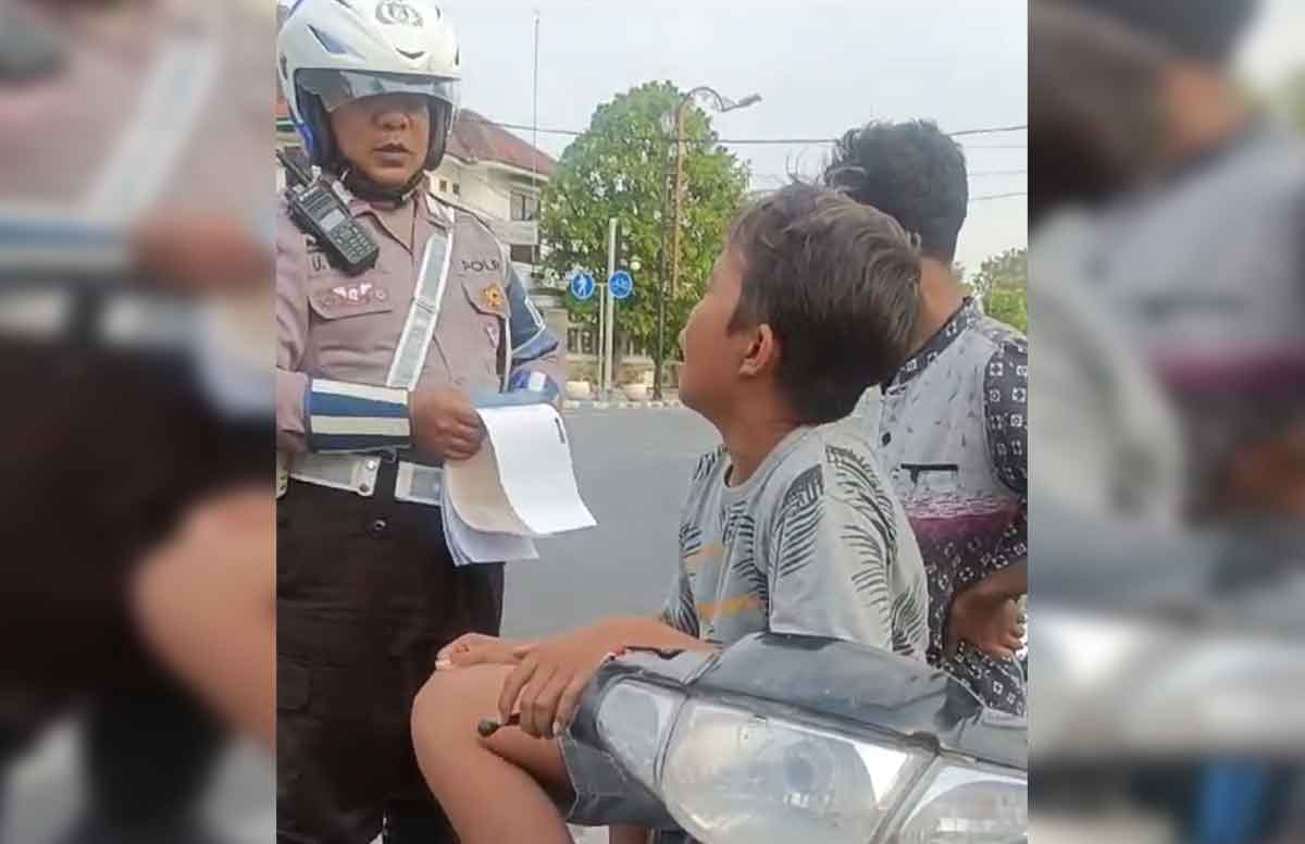 Tangkapan layar video viral anak menangis saat ditilang polisi di Jombang.