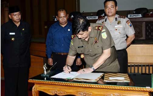 Penandatanganan MoU pelaksanaan Pilkada di Kabupaten Malang agar tetap kondusif. (foto: tuhu priyono/BANGSAONLINE)